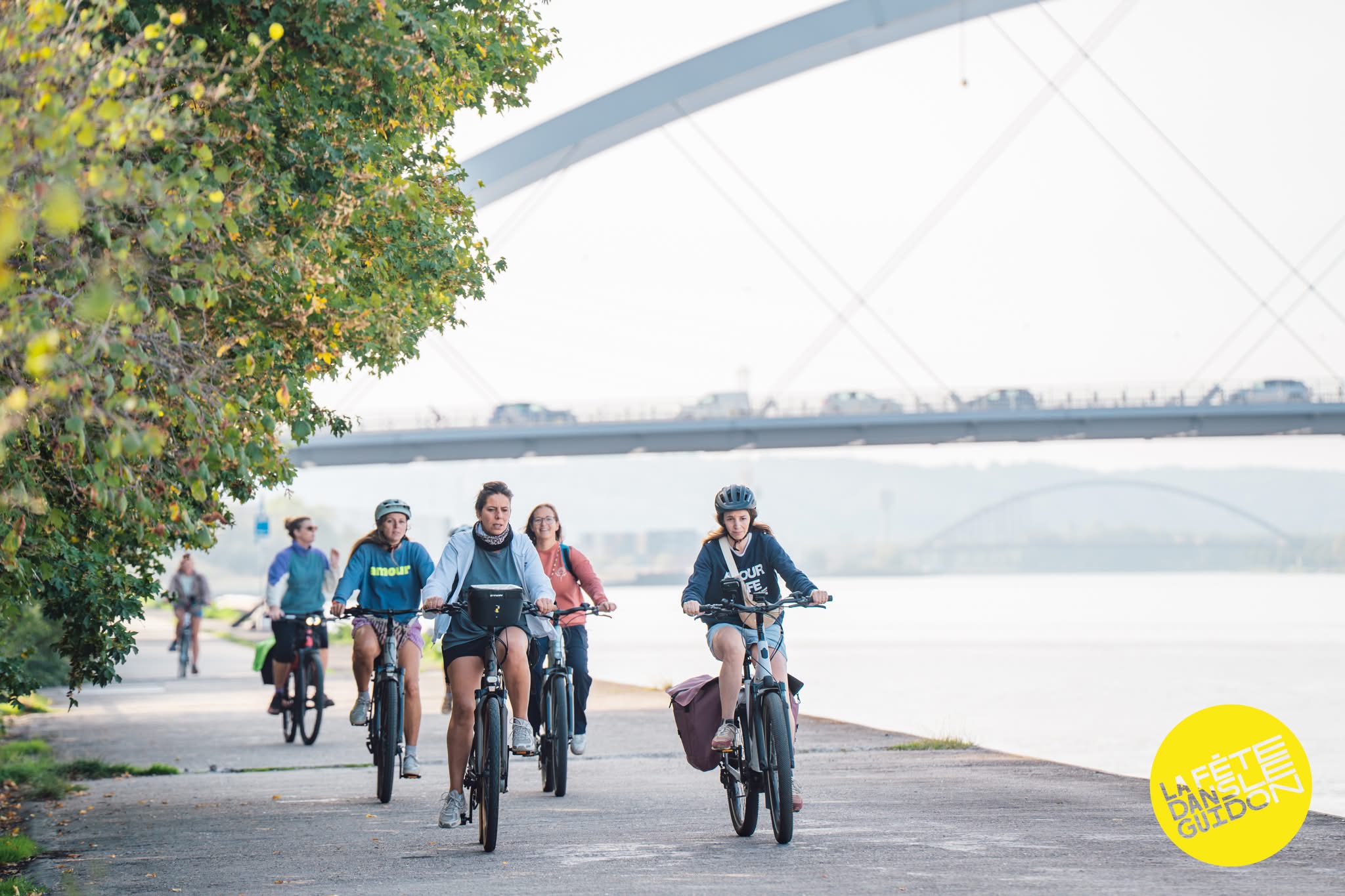 Cyclistes à la mer et dans les polders